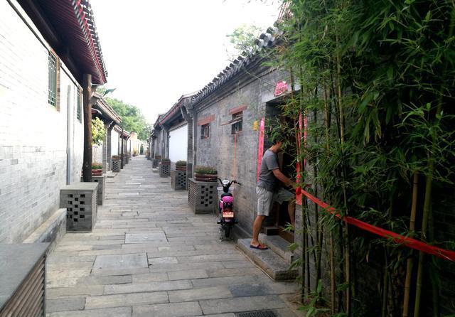 前门草厂三条成为北京胡同疏解人口后的样板:灰墙灰瓦,干净整洁